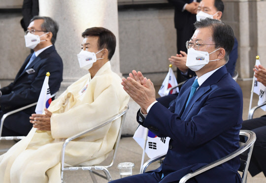 지난 15일 문재인 대통령이 서울 중구 문화역서울284에서 열린 제76주년 광복절 경축식에서 사전녹화 된 김원웅(왼쪽 두 번째) 광복회장의 기념사 영상을 본 직후 박수를 치고 있다. 연합뉴스